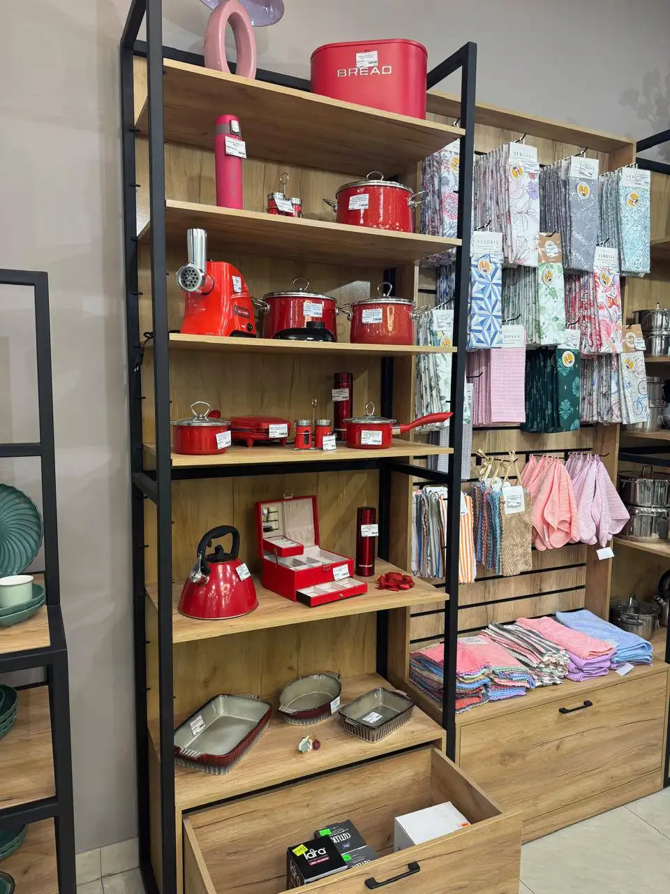 Витринное оборудование с переставными полками - Торговое оборудование (Готовый бизнес и оборудование) в Краснодар