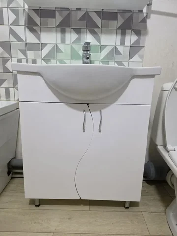 Продам б/у тумбу с раковиной и смесителем - Шторы и жалюзи в Краснодар