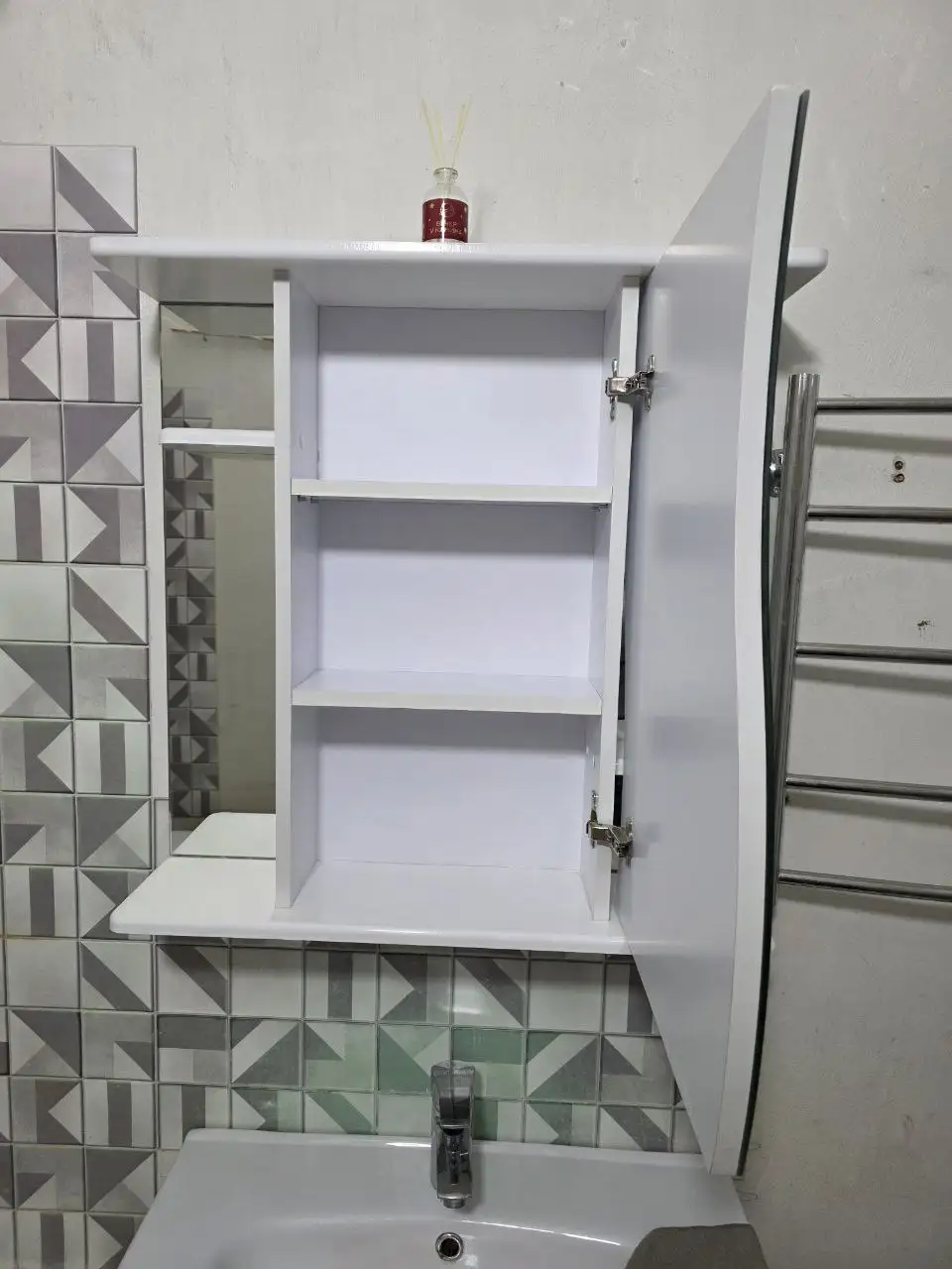 Продам б/у зеркало-шкаф с подсветкой - Мебель (Для дома и дачи) в Краснодар