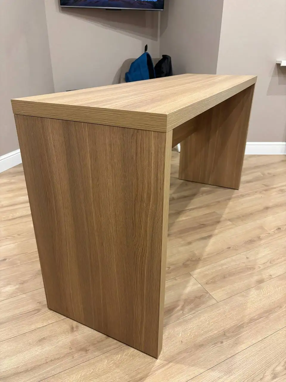 Продается письменный стол бежевого цвета из ДСП - Мебель (Для дома и дачи) в Краснодар