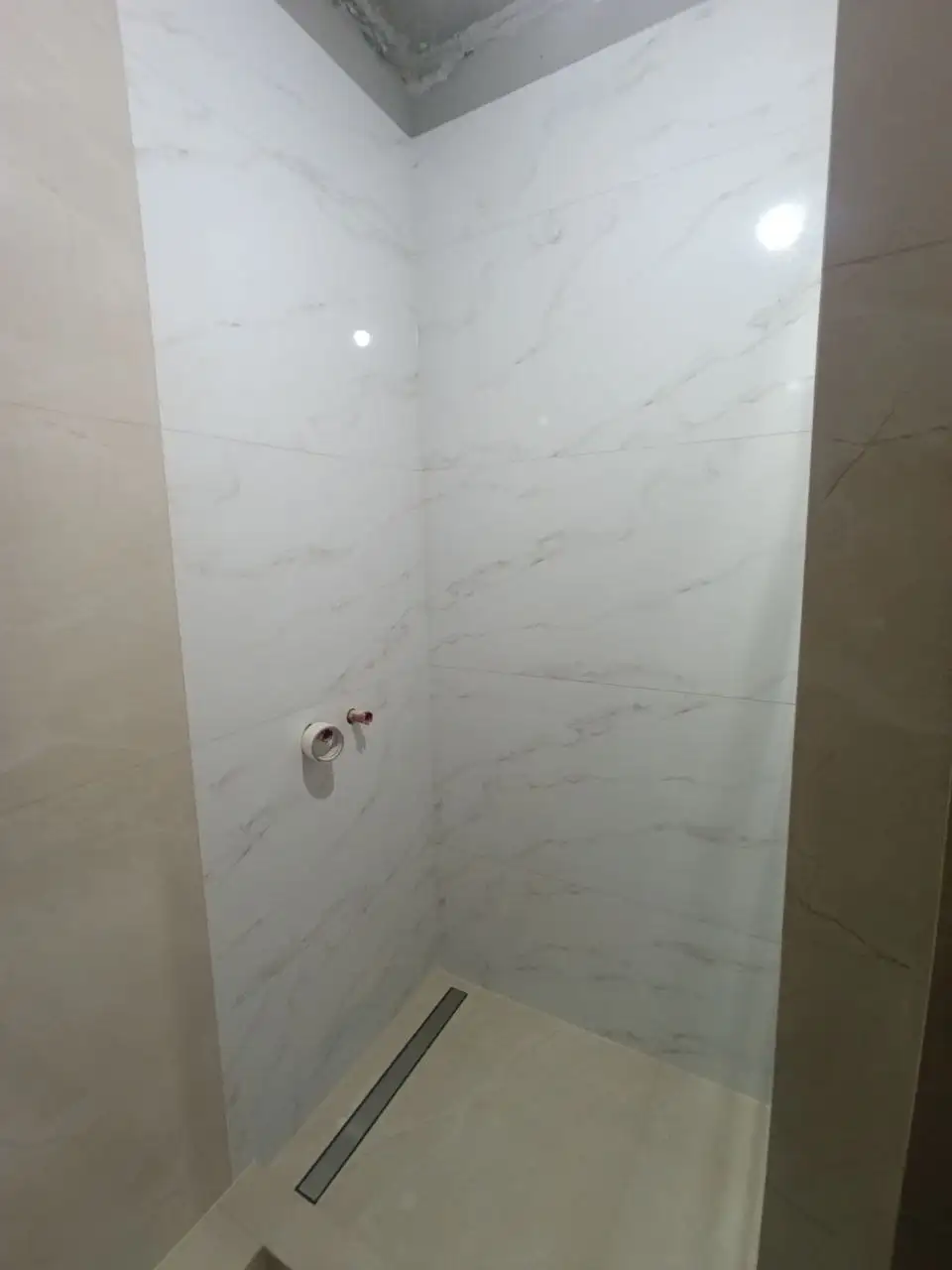 Услуги укладки керамогранита в ванных комнатах - Ремонт и строительство (Услуги) в Краснодар