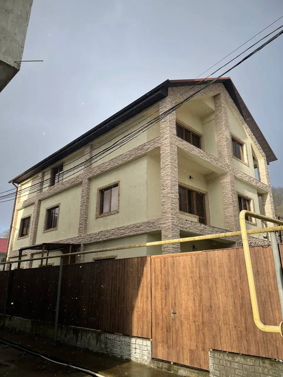 Продажа трехэтажного дома в Сочи для гостевого дома - Дома, дачи, коттеджи (Недвижимость) в Сочи