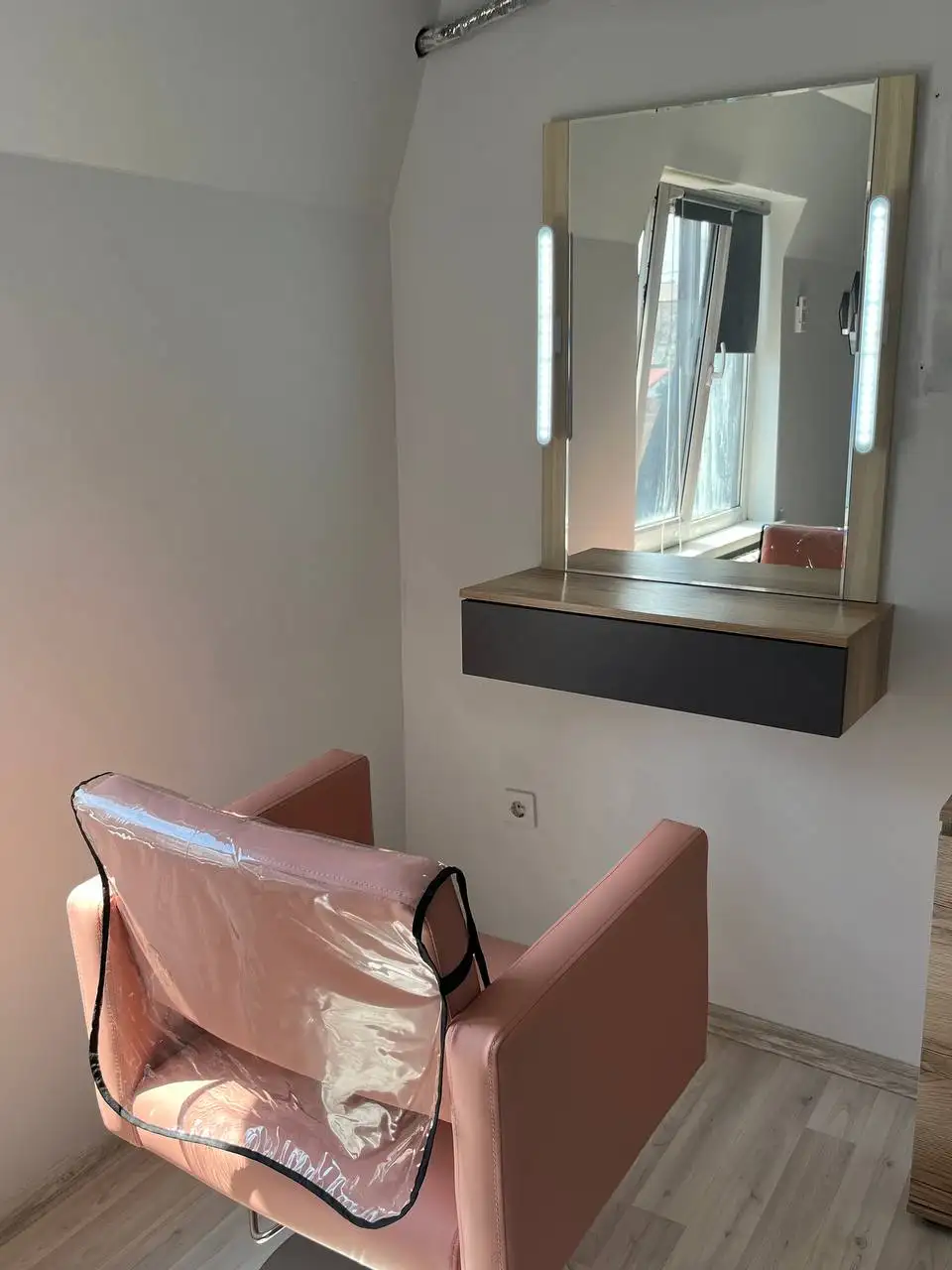 Аренда рабочего места в центре для мастеров бьюти сферы - Аренда помещений (Услуги) в Краснодар