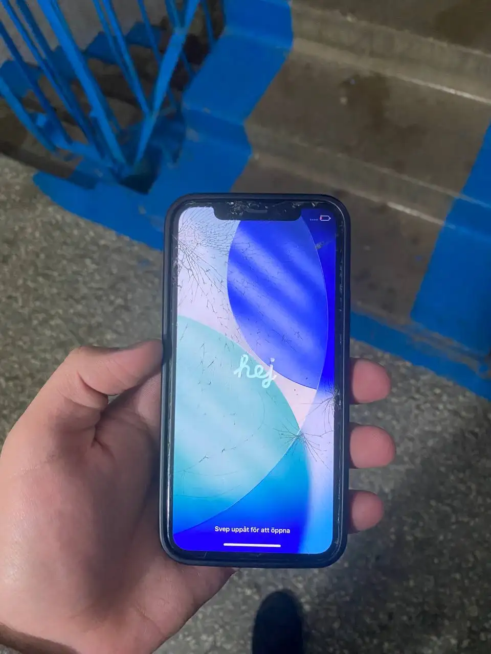 Apple iPhone с неработающей симкой и битым дисплеем - Смартфоны (Электроника) в Чебоксары