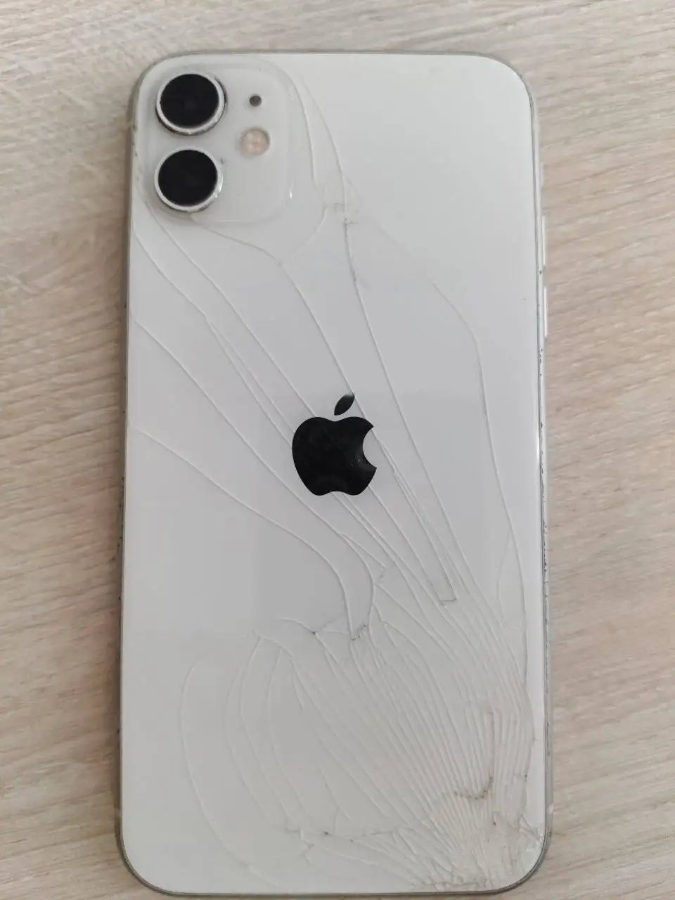 Продам iPhone 11 64gb с повреждениями - Смартфоны (Электроника) в Чебоксары