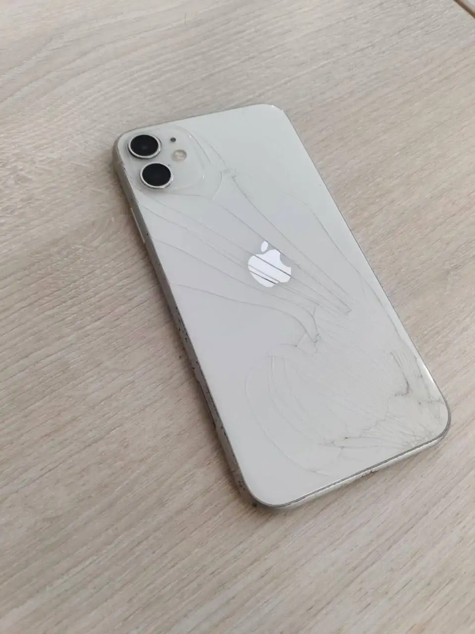 Продам iPhone 11 64gb с разбитым экраном и задним стеклом - Смартфоны (Электроника) в Чебоксары