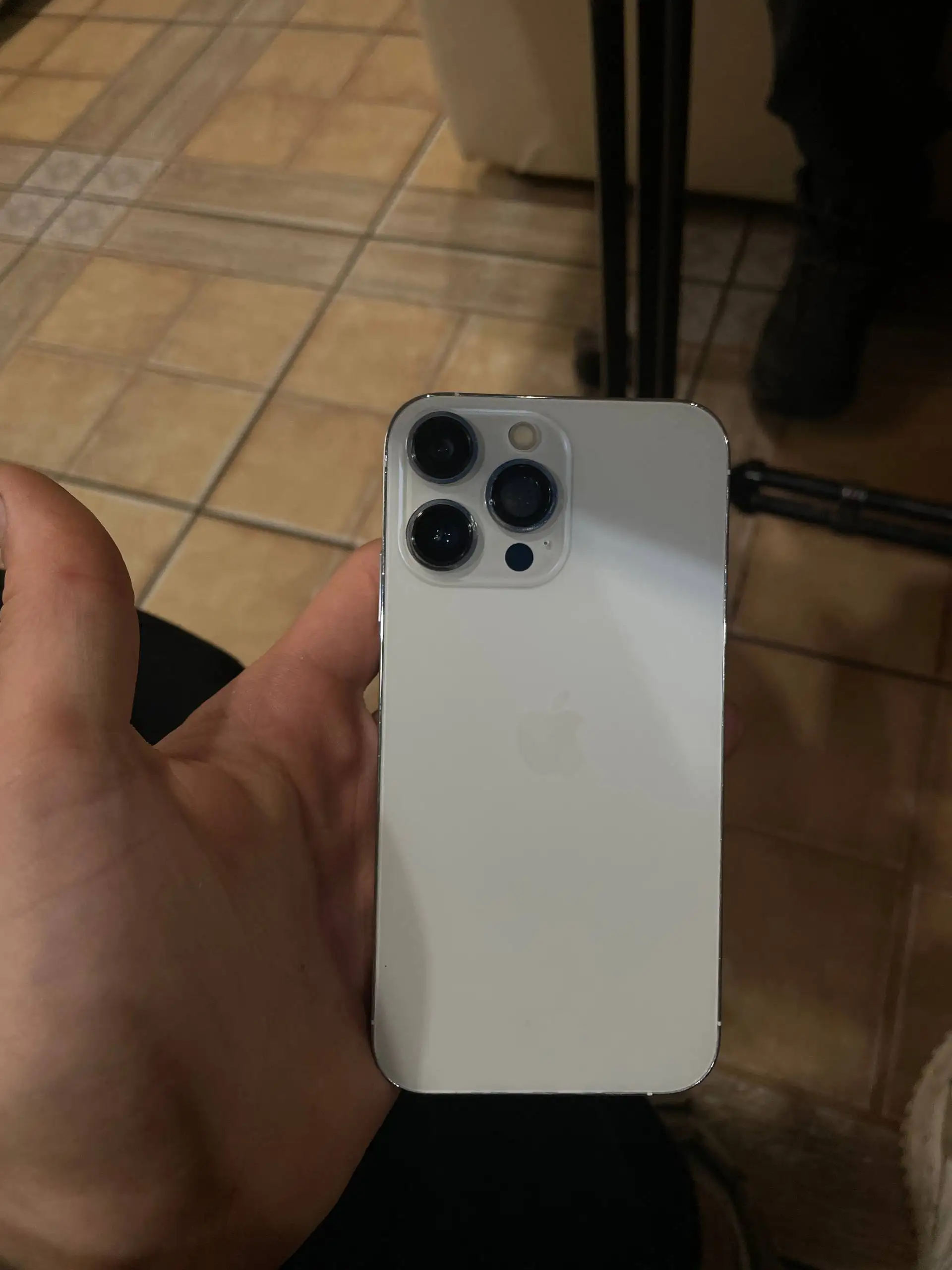 iPhone с трещинами на экране и проблемами камеры - Смартфоны и аксессуары (Электроника) в Чебоксары