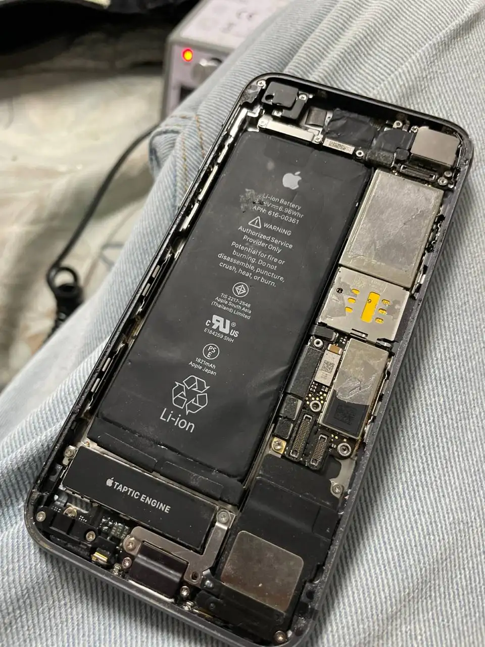 Аккумулятор и экран на iPhone 8 - Запчасти для телефонов (Электроника) в Чебоксары