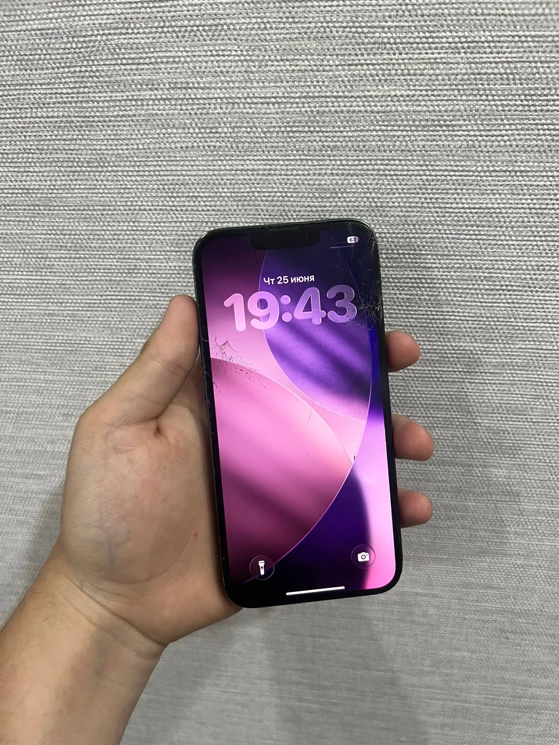 Оригинальный экран iPhone 13 битый на переклей - Запчасти для телефонов (Электроника) в Чебоксары