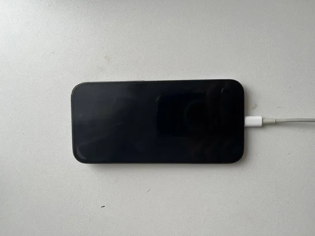 Продам iPhone 14 Pro заблокированный мошенниками - кабель в Чебоксары
