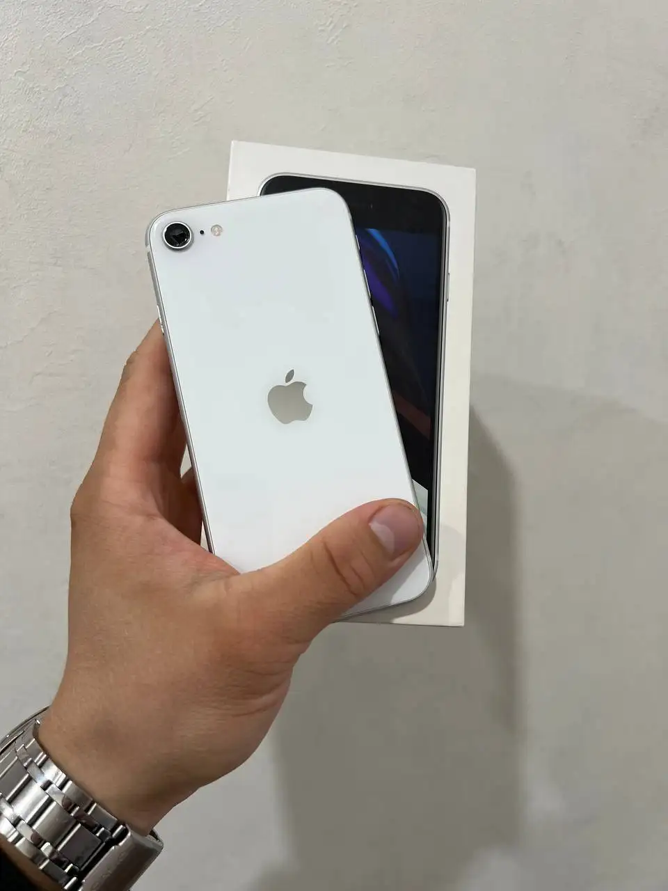 iPhone SE 2020 64GB с трещиной на линзе - Смартфоны (Электроника) в Чебоксары