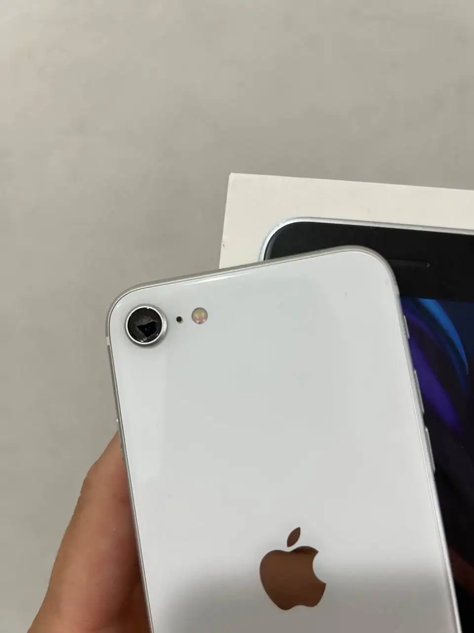iPhone SE 2020 64GB с трещиной на линзе - Смартфоны (Электроника) в Чебоксары
