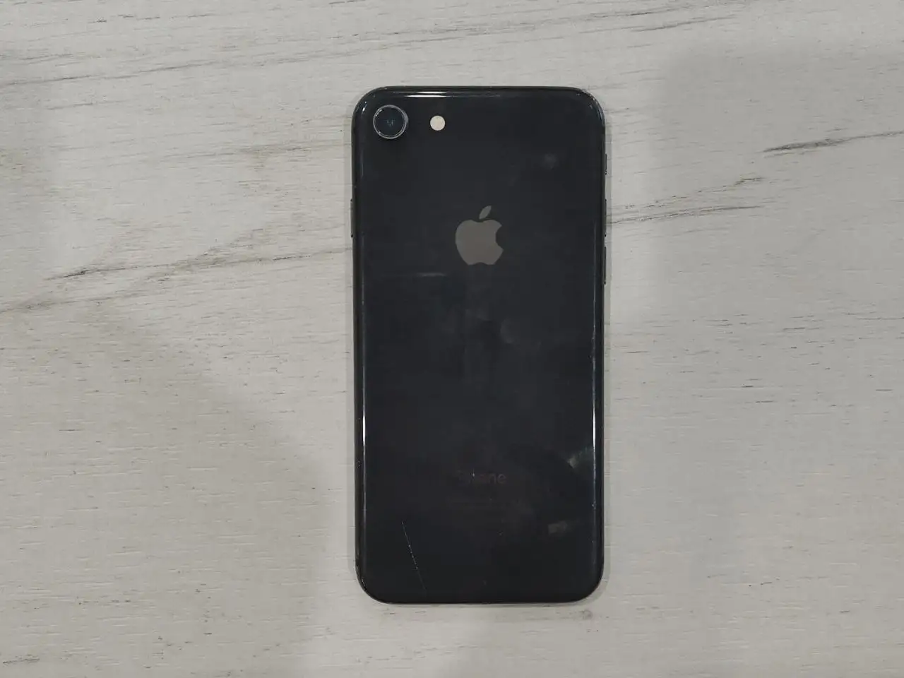 iPhone 8 с царапинами на заднем стекле - Смартфоны (Электроника) в Чебоксары