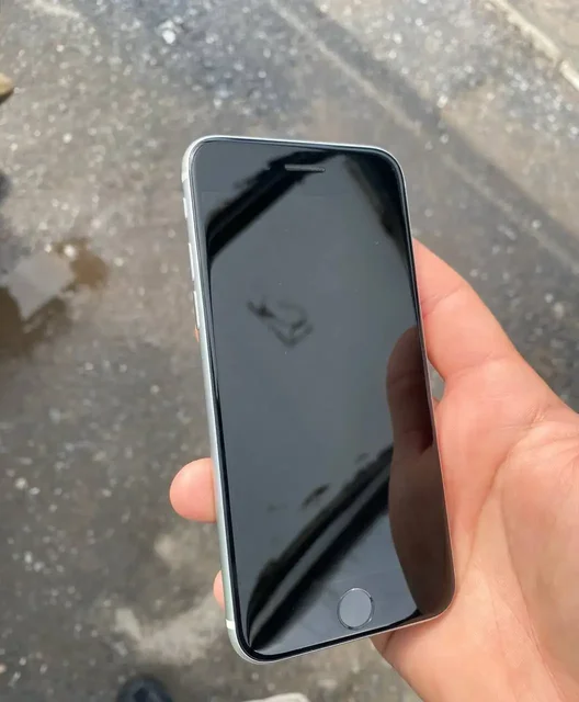 Продам iPhone SE 2020 64GB - Телефоны и планшеты в Чебоксары