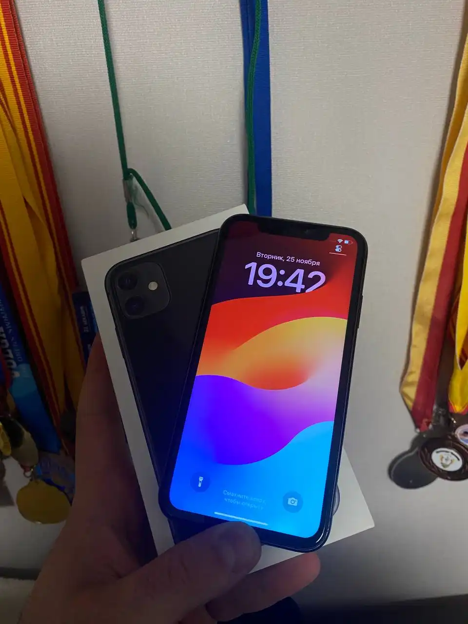 Apple iPhone с чехлом и аксессуарами