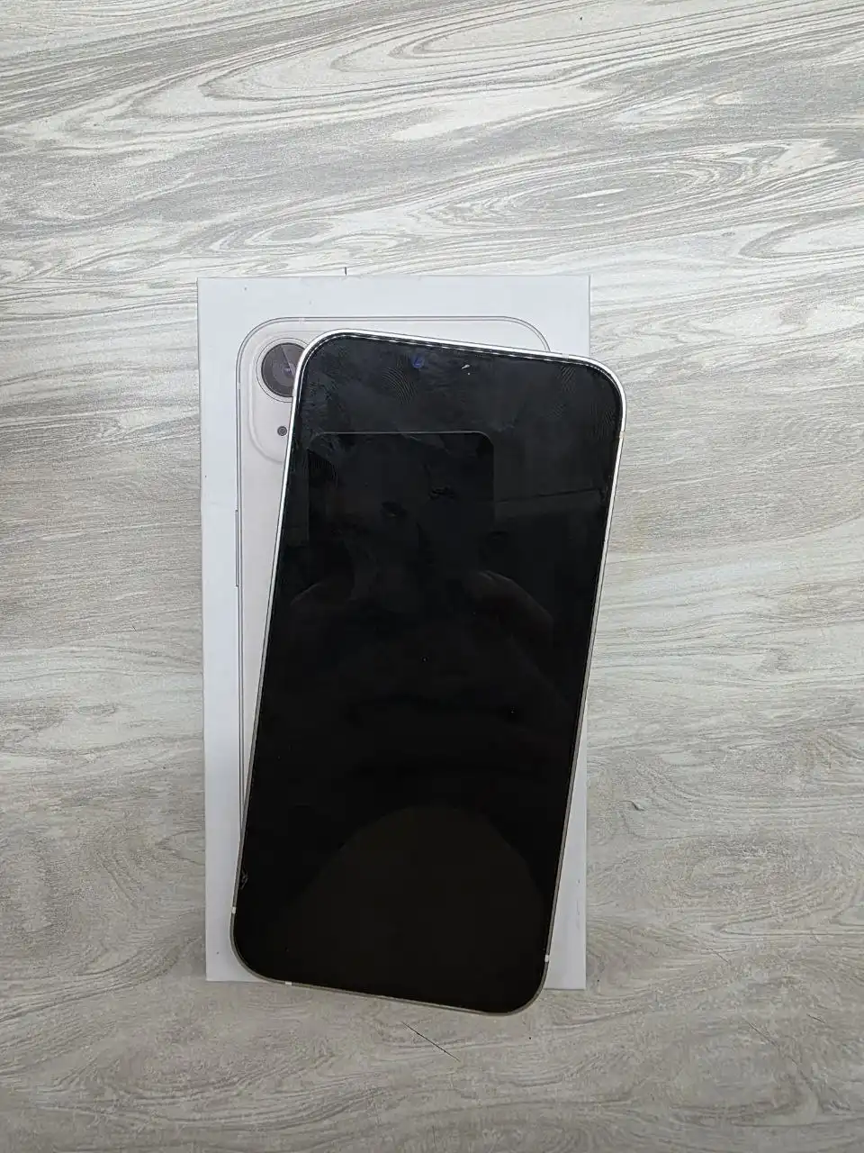 Продам iPhone 13 256GB белый с незначительными дефектами