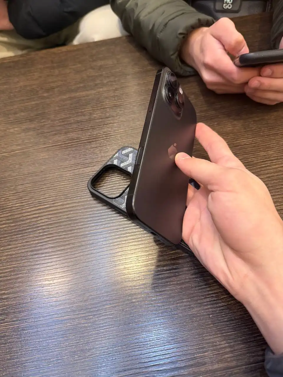 Apple iPhone 16 Pro Max с чехлом и защитой