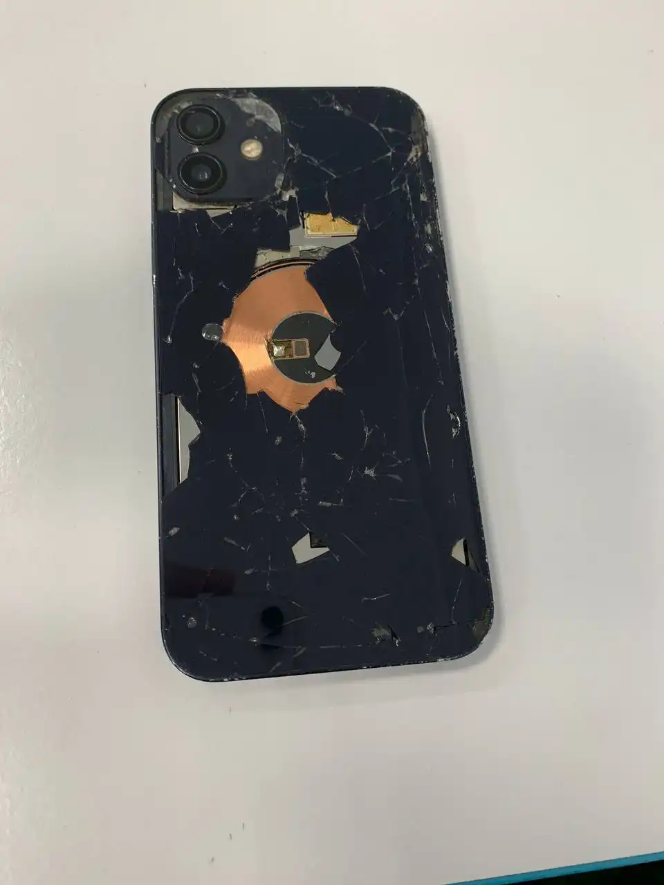 Айфон 12 128гб с разбитым экраном