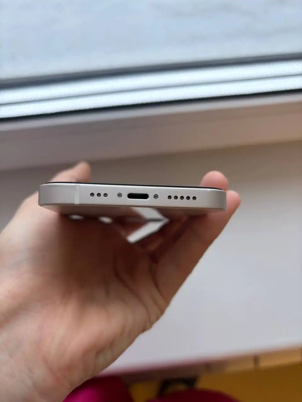 iPhone 12 128 ГБ в белом цвете