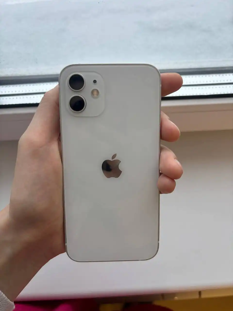 iPhone 12 128 ГБ в белом цвете