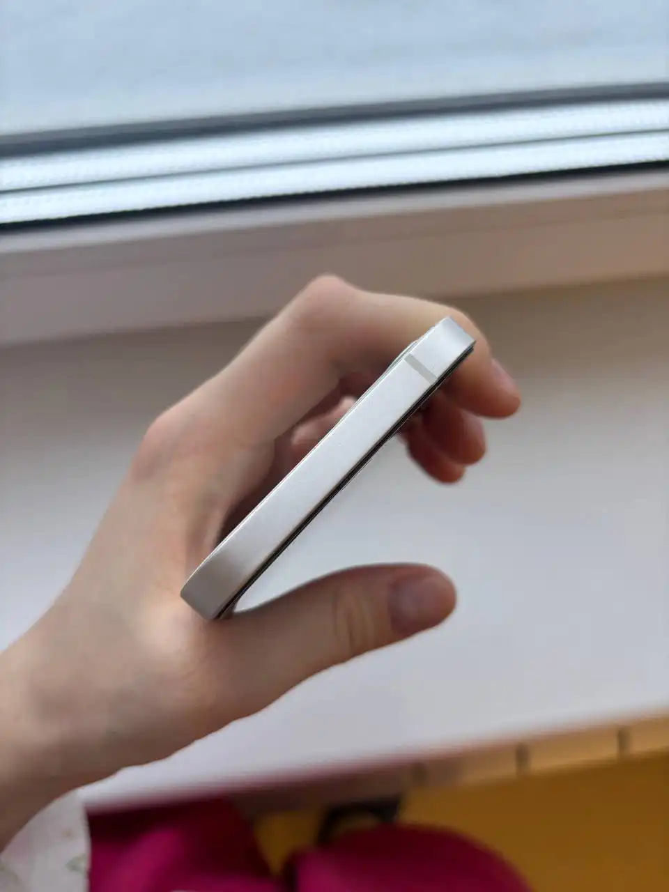 iPhone 12 128 ГБ в белом цвете