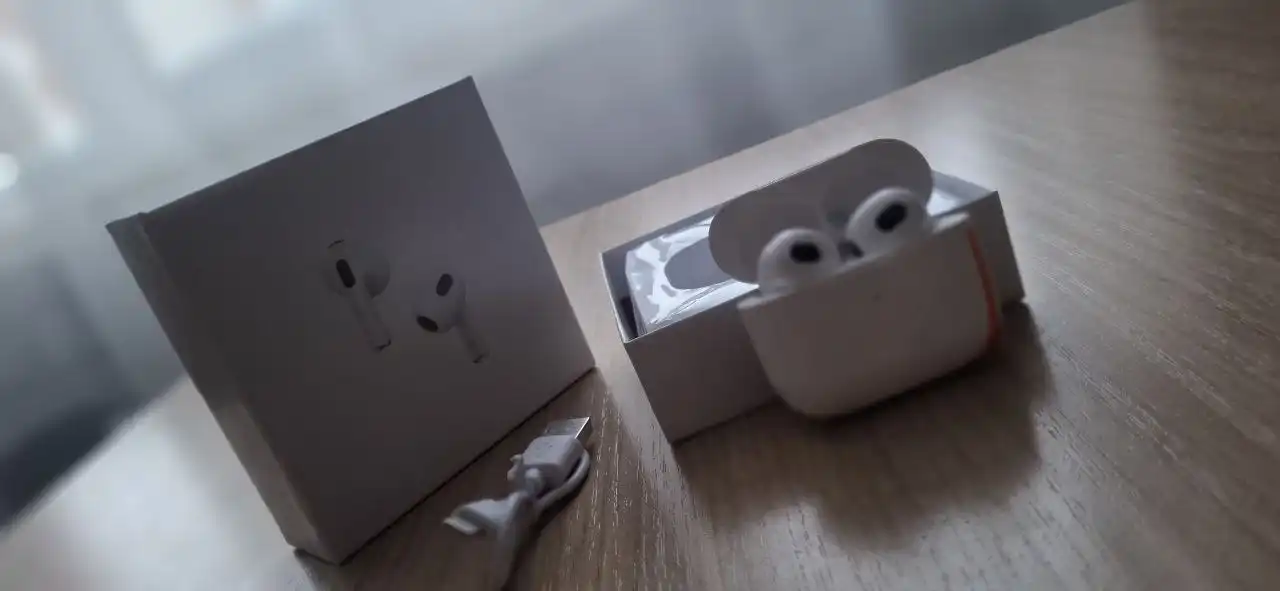 Наушники AirPods 4 в хорошем состоянии