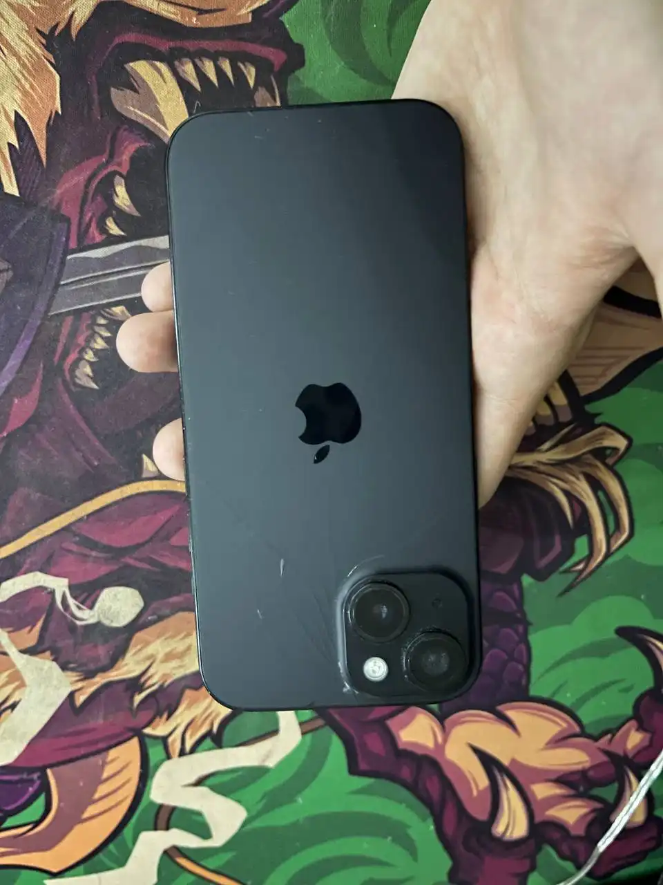 Продается iPhone 15 512 ГБ с мелкими царапинами и разбитой задней крышкой