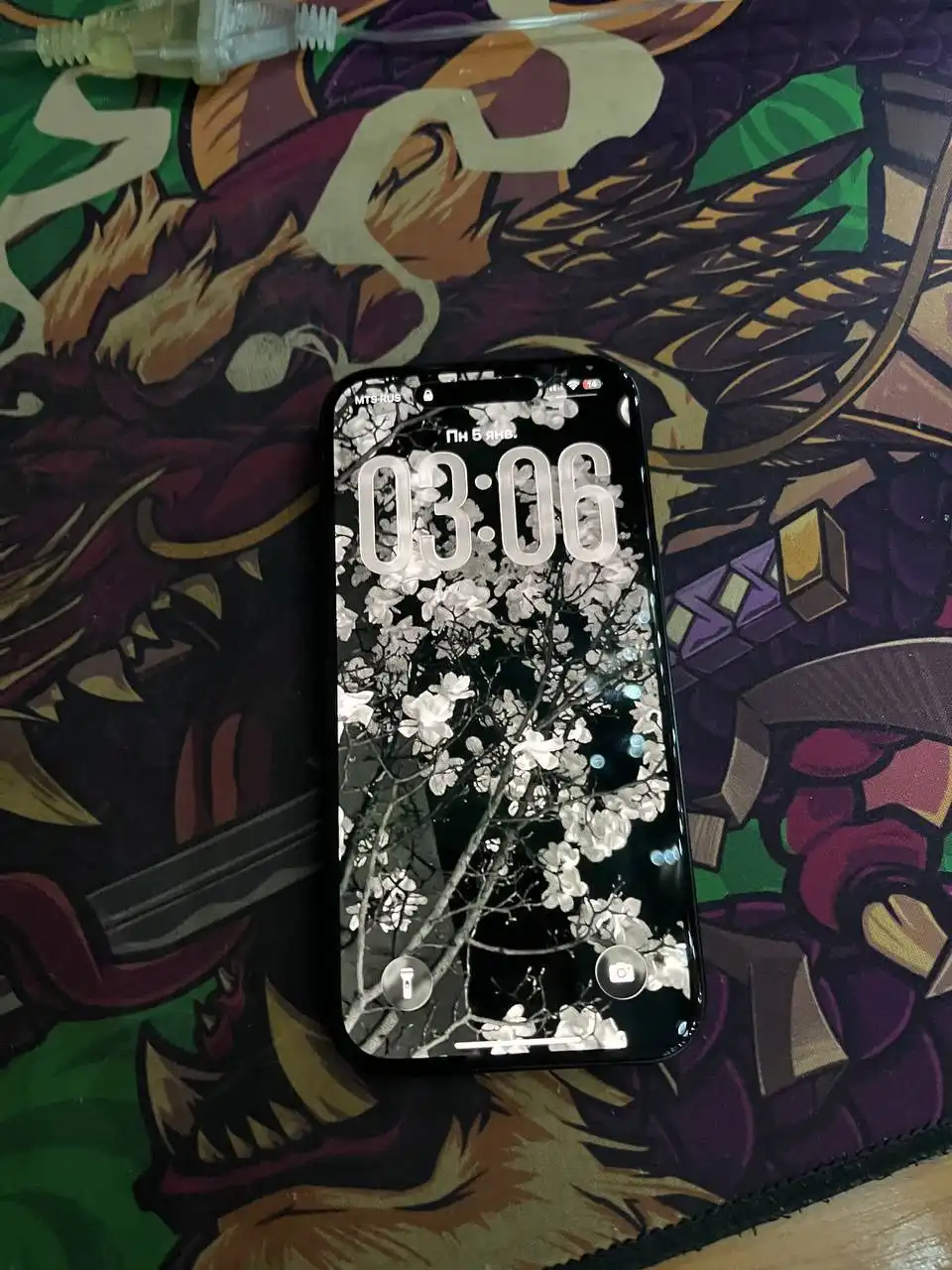 Продается iPhone 15 512 ГБ с мелкими царапинами и разбитой задней крышкой