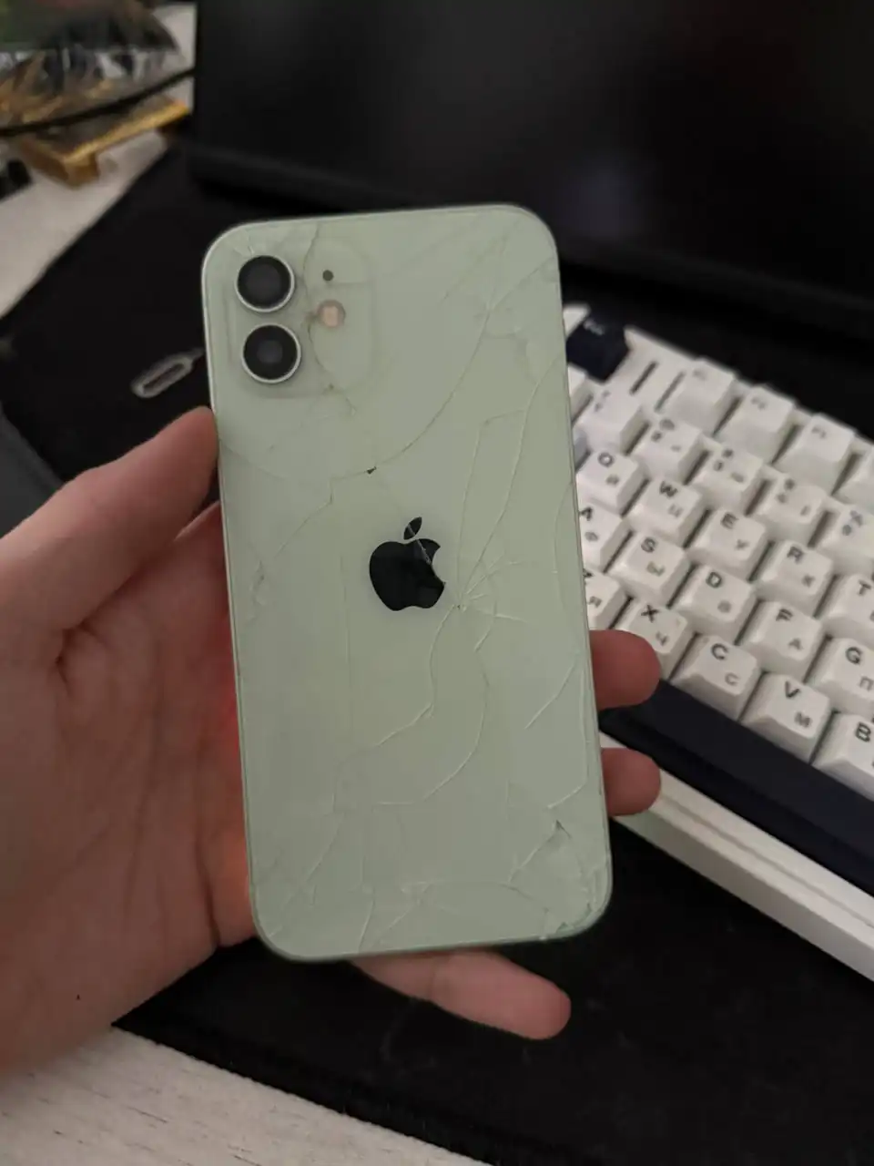 Продажа телефона iPhone 12 с поврежденной задней крышкой - Телефоны (Электроника) в Чебоксары