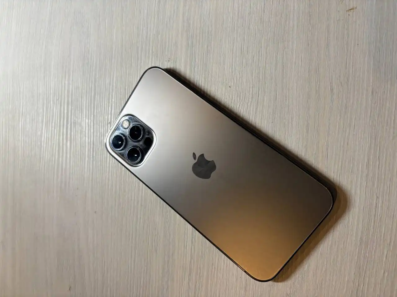 iPhone 12 Pro 256GB с неисправным верхним динамиком - Смартфоны (Электроника) в Чебоксары