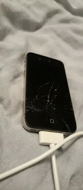 Продам или обменяю Apple iPhone с разбитым экраном - Планшеты и телефоны в Чебоксары