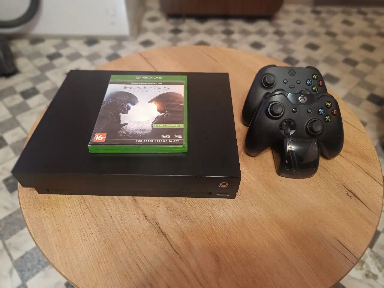 Игровая приставка Xbox One X 1ТВ в черном цвете