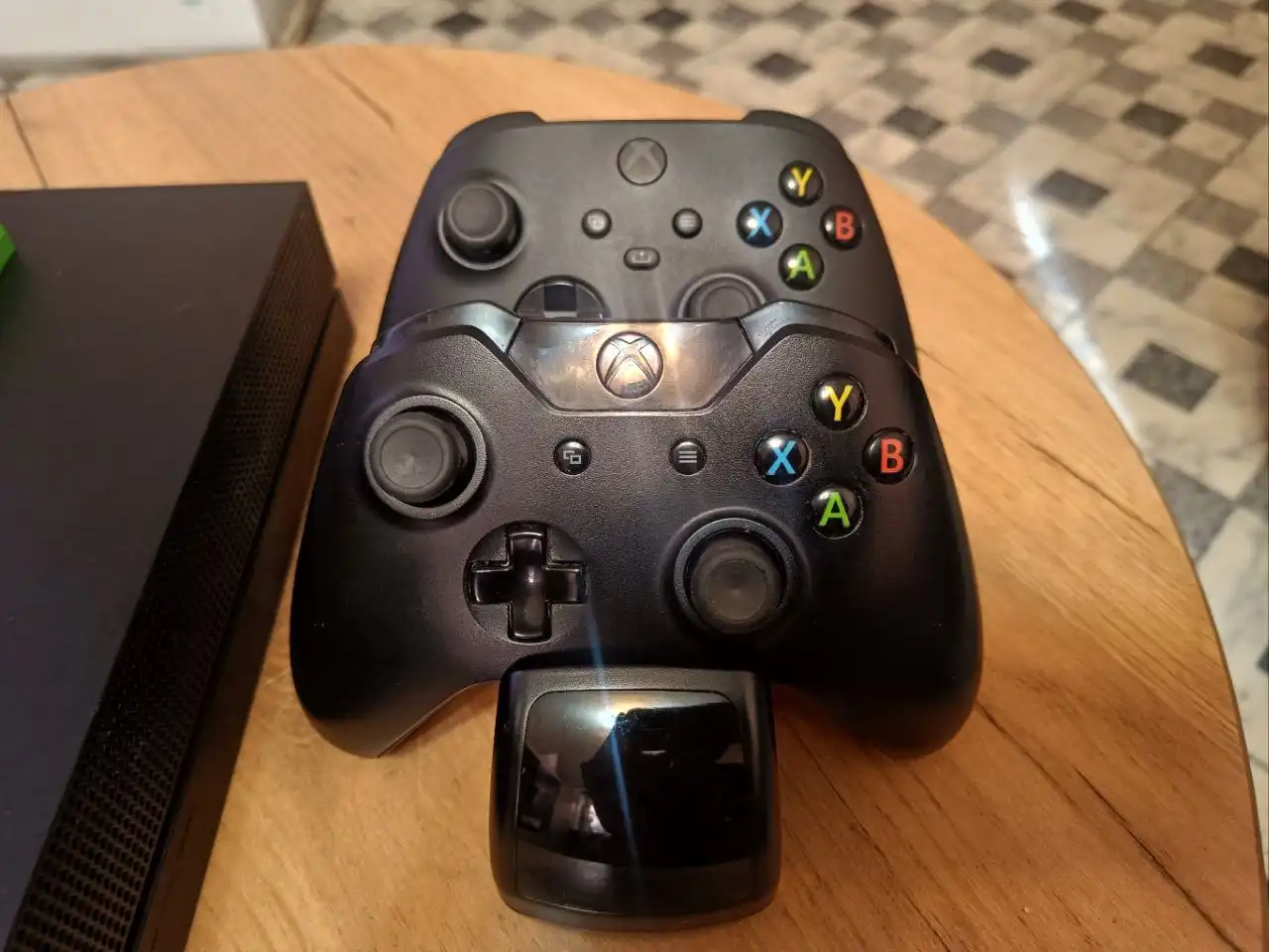 Игровая приставка Xbox One X 1ТВ в черном цвете