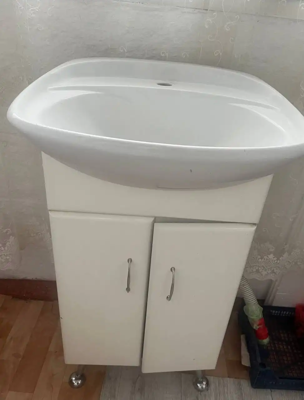 Продам раковину с тумбой