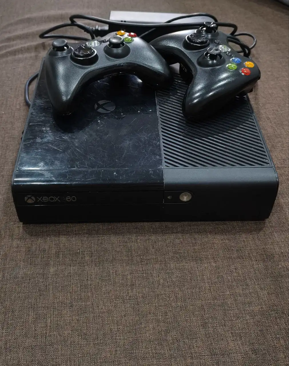 Продам XBOX 360 Elite с играми и джойстиками