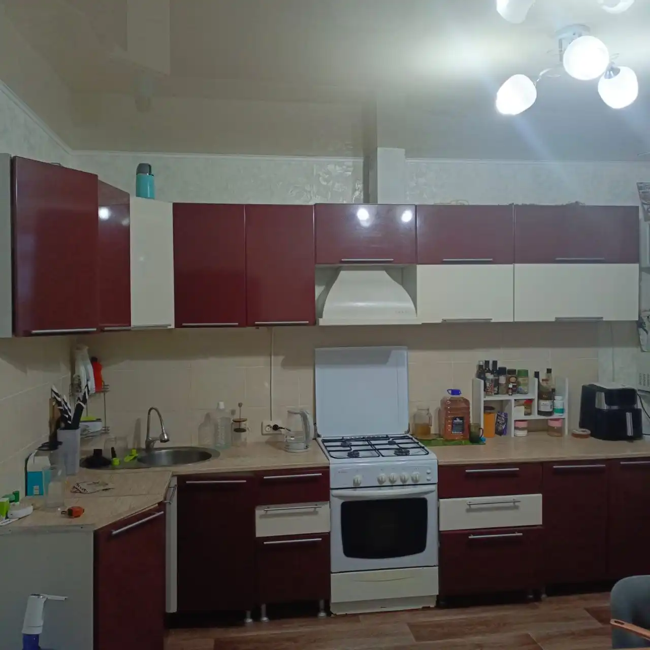 Кухонный гарнитур с газовой плитой и вытяжкой