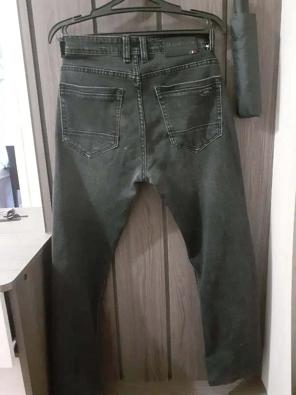 Продажа мужской одежды: кроссовки, носки, джинсы - Мужская одежда (Одежда) в Неизвестно