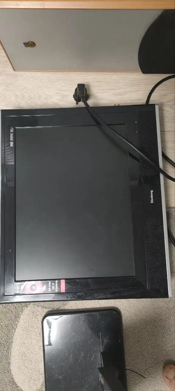 Телевизор рабочий с пультом и подставкой