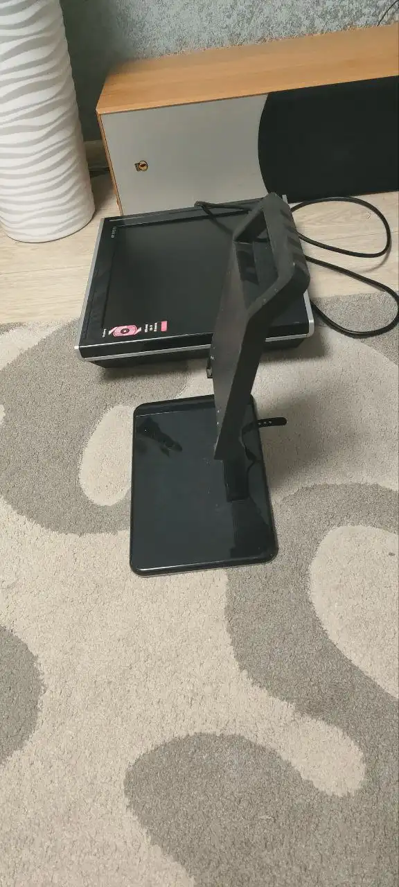 Телевизор рабочий с пультом и подставкой