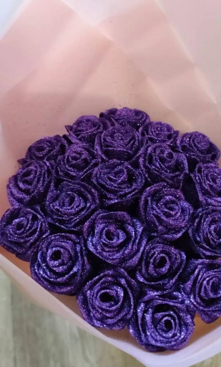 Розы из атласных лент разных цветов