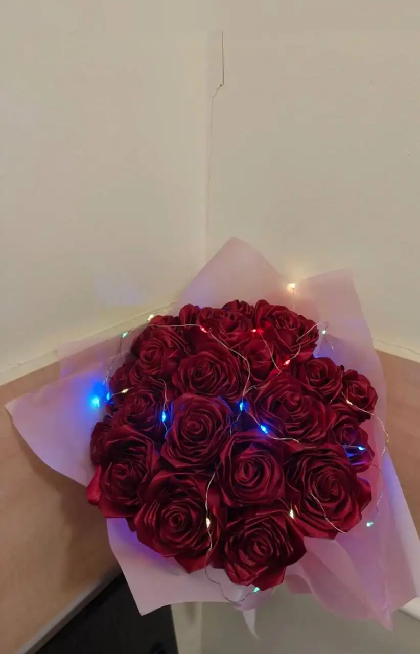 Розы из атласных лент разных цветов