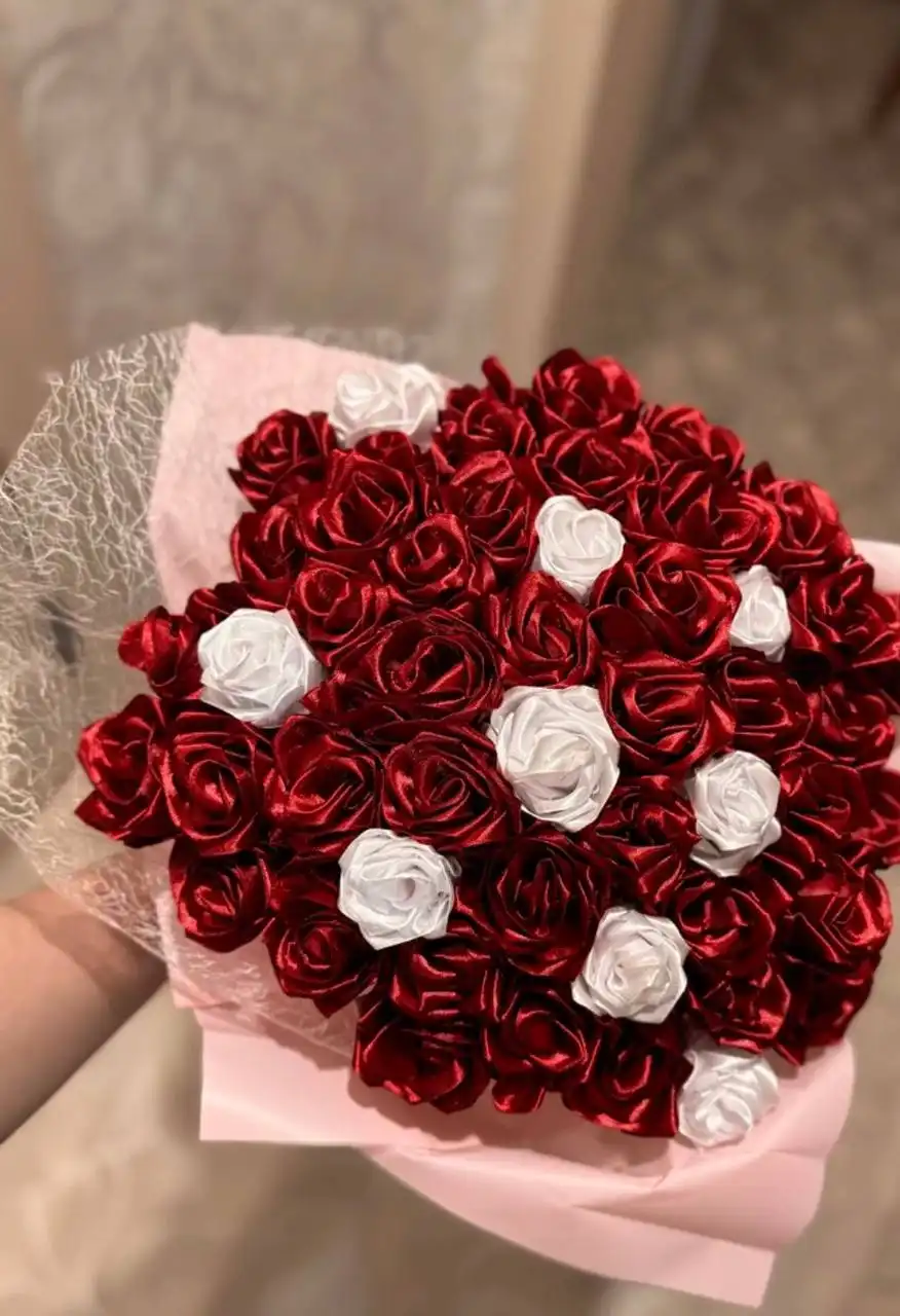 Розы из атласных лент разных цветов