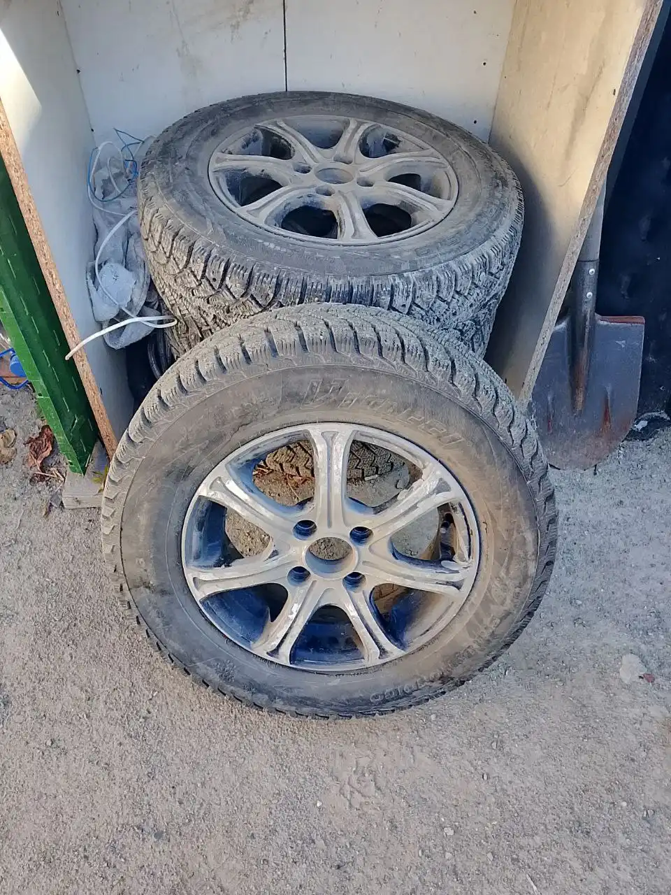 Колёса зима в хорошем состоянии - Шины и диски (Авто) в Неизвестно