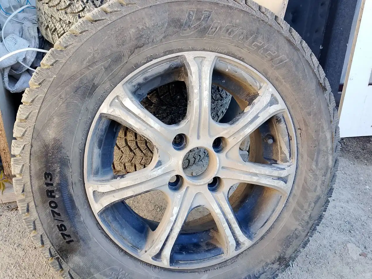 Колёса зима в хорошем состоянии - Шины и диски (Авто) в Неизвестно