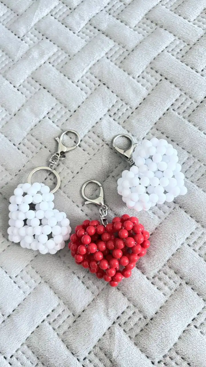 Ручная работа брелок с сердечками из бусин - Барахолка в Неизвестно