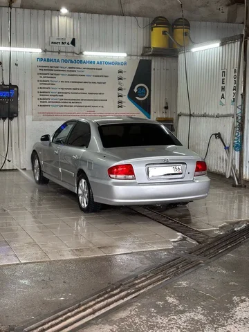 Продам автомобиль 2004 года с двигателем 2.0 на механике - Авто в Неизвестно