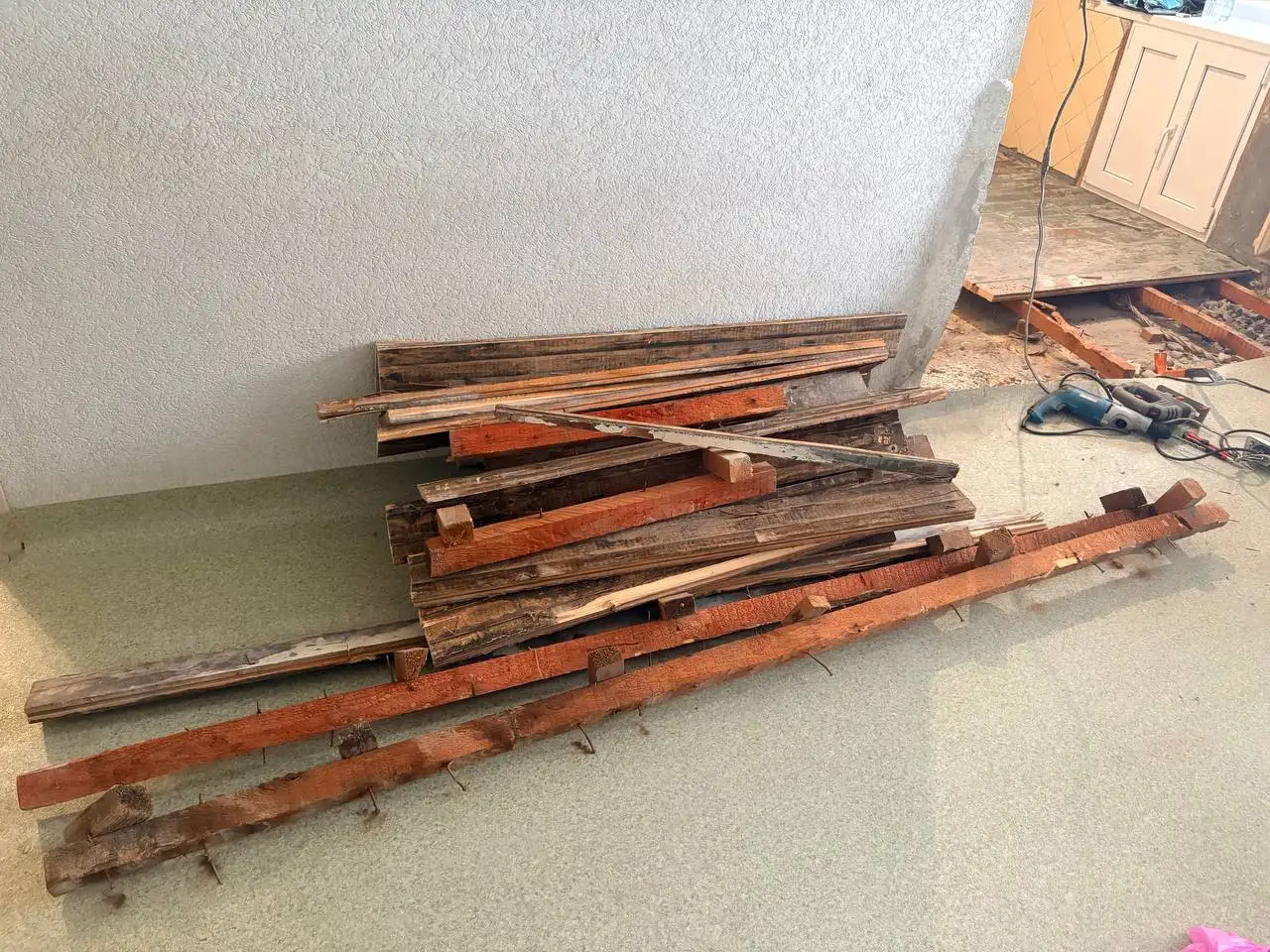 Отдам даром сухие доски на дрова - Строительные материалы (Барахолка) в Орск