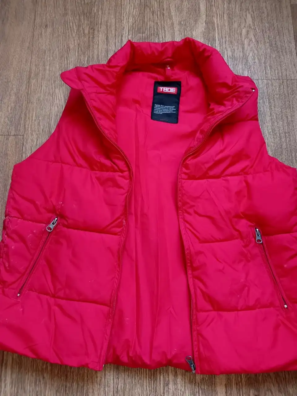 Жилетка приглушенного красного цвета - Верхняя одежда (Одежда) в Неизвестно