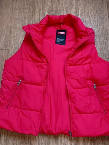 Жилетка приглушенного красного цвета - Одежда в Неизвестно