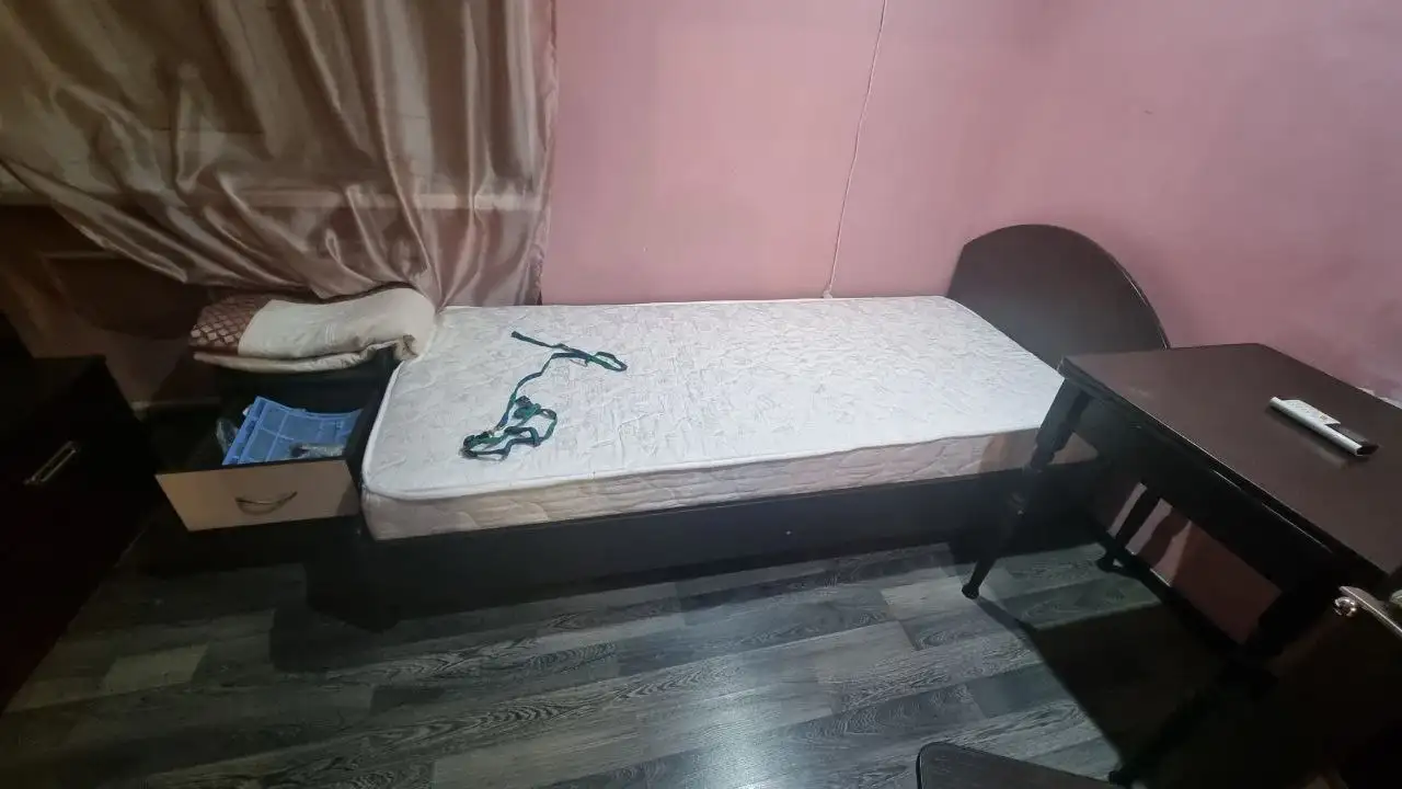 Продажа мебели: стенка, кровать, тумбочка, стол и стулья - Мебель (Барахолка) в ОРСК